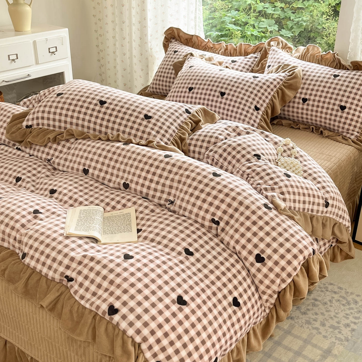 91家纺网 家纺一手货源 找家纺 牵依 2025新款韩版牛奶绒夹棉床盖四件套 爱心格