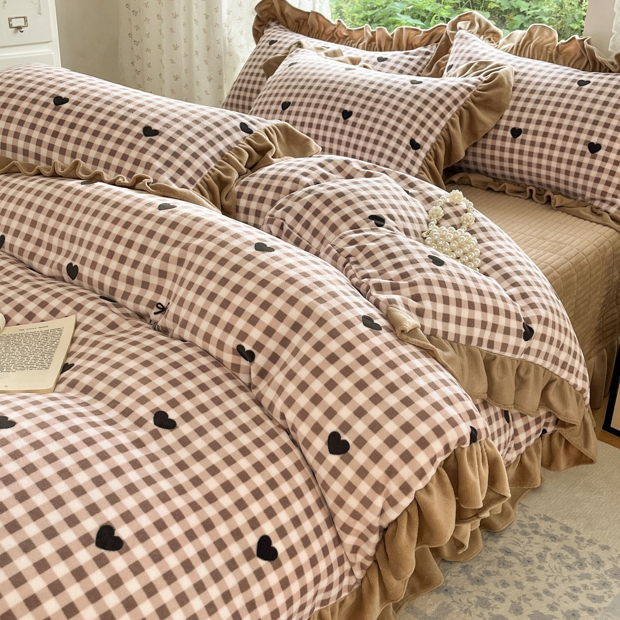 91家纺网 家纺一手货源 找家纺 牵依 2025新款韩版牛奶绒夹棉床盖四件套 爱心格