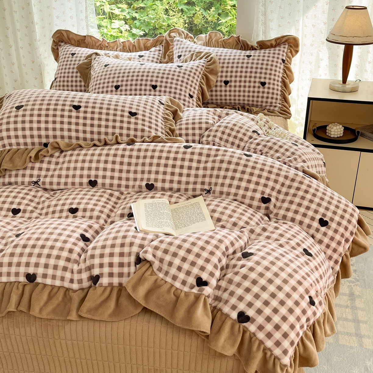 91家纺网 家纺一手货源 找家纺 牵依 2025新款韩版牛奶绒夹棉床盖四件套 爱心格