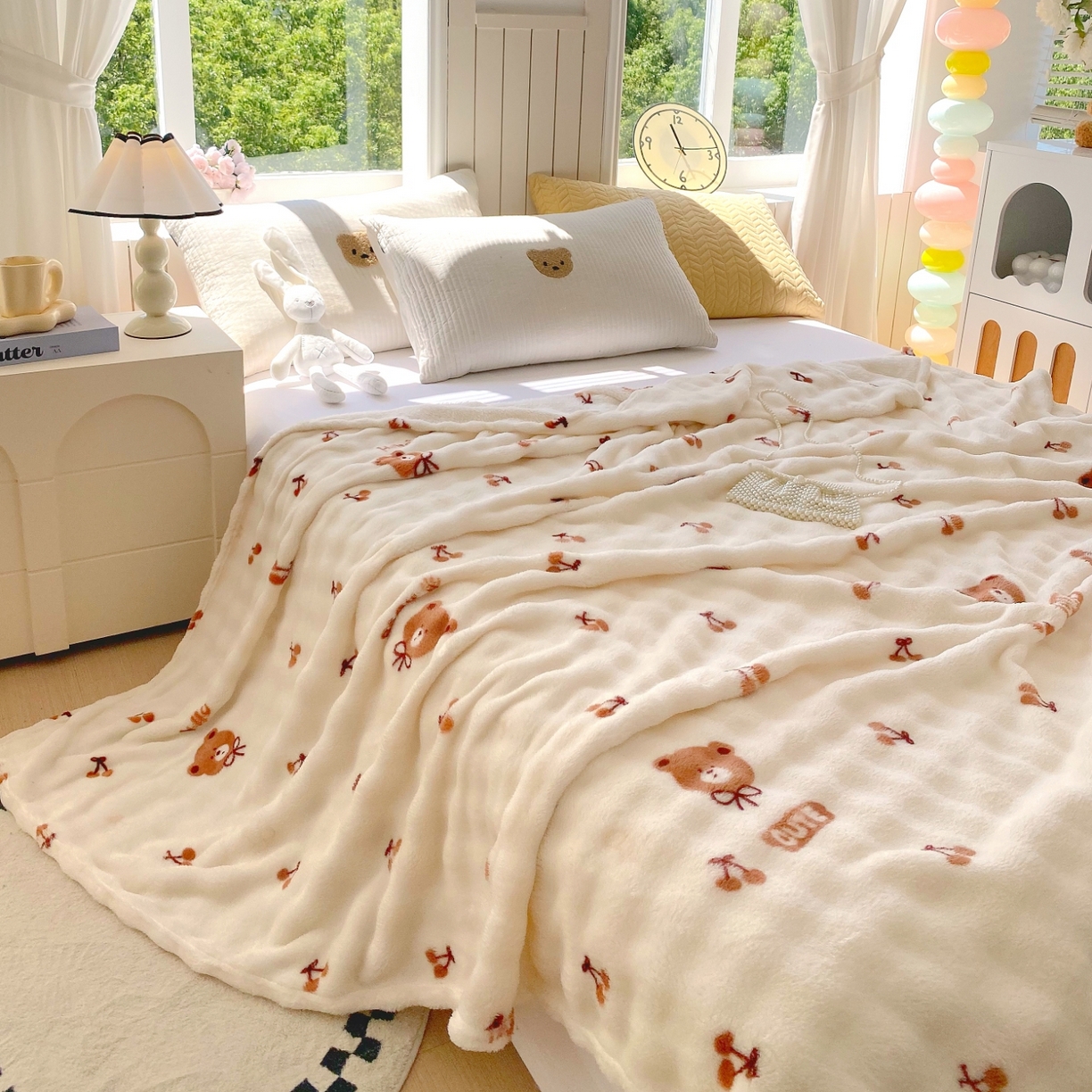 91家纺网 家纺一手货源 找家纺 yyds网供 2025新款简约印花泡泡绒毯多功能加绒盖毯沙发空调房办公午休毯毛毯毯子 樱桃小熊-泡泡绒