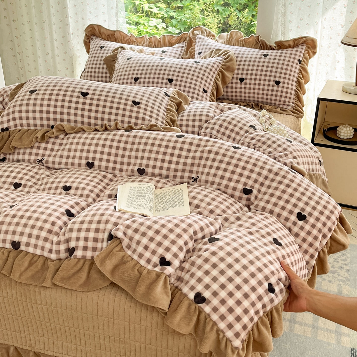 91家纺网 家纺一手货源 找家纺 牵依 2025新款韩版牛奶绒夹棉床盖四件套 爱心格