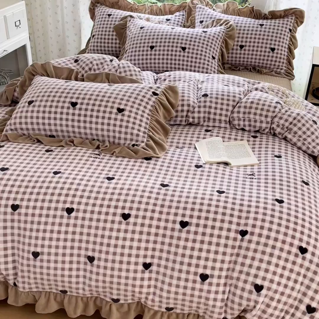 91家纺网 家纺一手货源 找家纺 牵依 2025新款韩版牛奶绒夹棉床盖四件套 爱心格