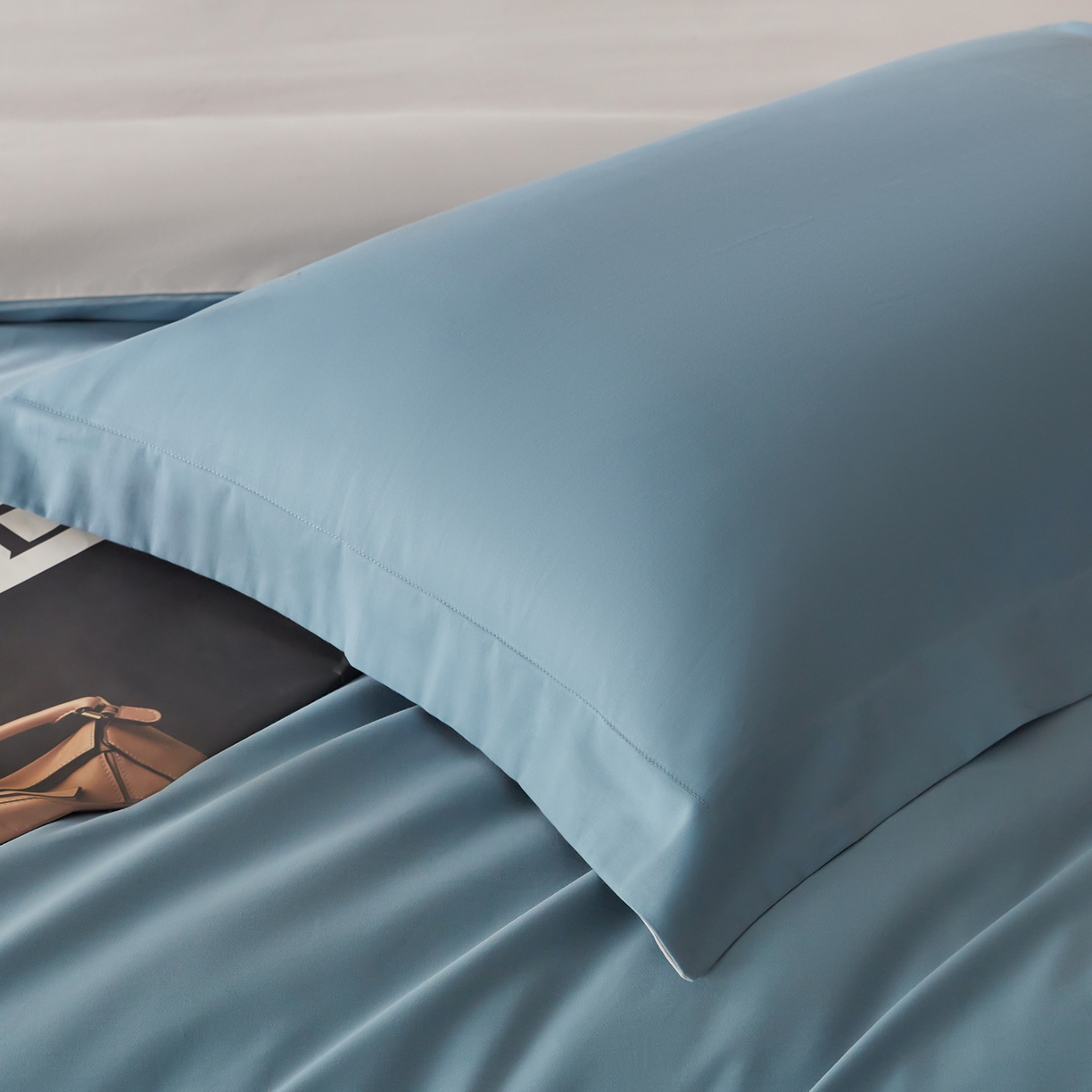 91家纺网 家纺一手货源 找家纺 秀色家纺 2025新款60支长绒棉双面加厚磨毛保暖纯棉四件套纯色被套全棉轻奢高级感 蔚蓝+珍珠灰