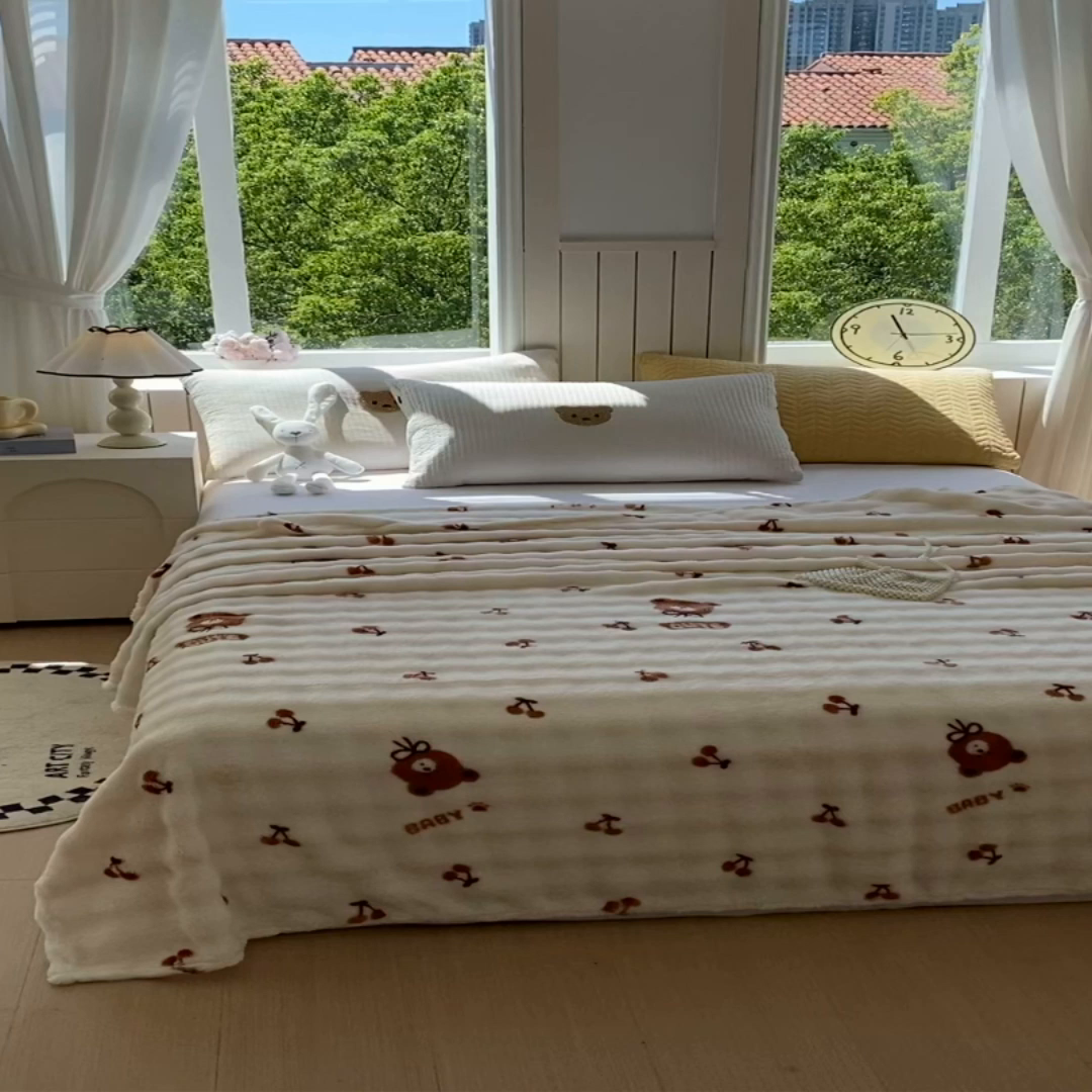 91家纺网 家纺一手货源 找家纺 yyds网供 2025新款简约印花泡泡绒毯多功能加绒盖毯沙发空调房办公午休毯毛毯毯子 樱桃小熊-泡泡绒
