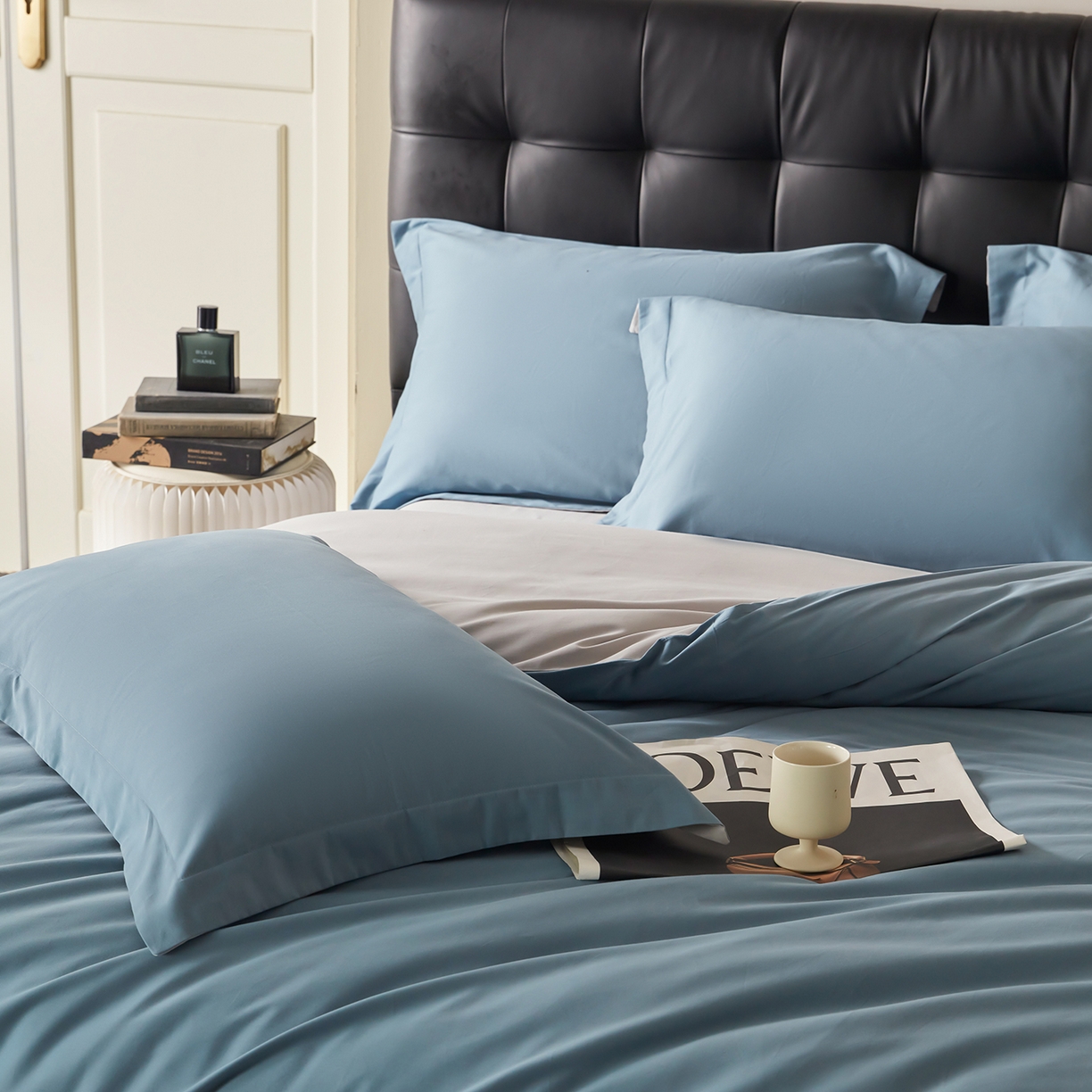 91家纺网 家纺一手货源 找家纺 秀色家纺 2025新款60支长绒棉双面加厚磨毛保暖纯棉四件套纯色被套全棉轻奢高级感 蔚蓝+珍珠灰