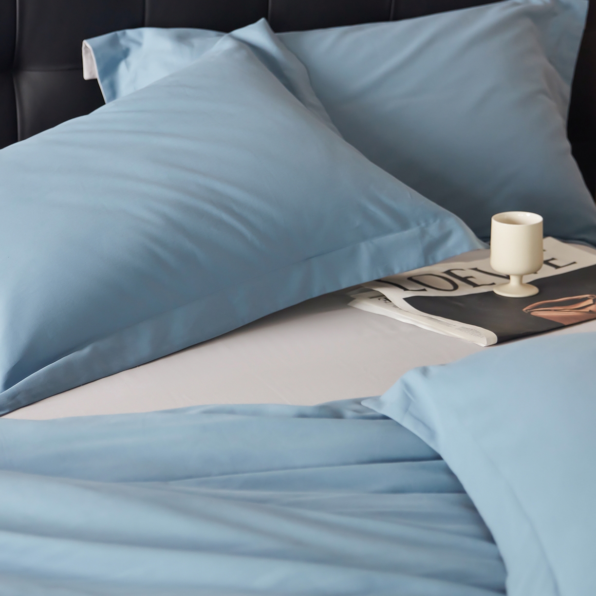 91家纺网 家纺一手货源 找家纺 秀色家纺 2025新款60支长绒棉双面加厚磨毛保暖纯棉四件套纯色被套全棉轻奢高级感 蔚蓝+珍珠灰