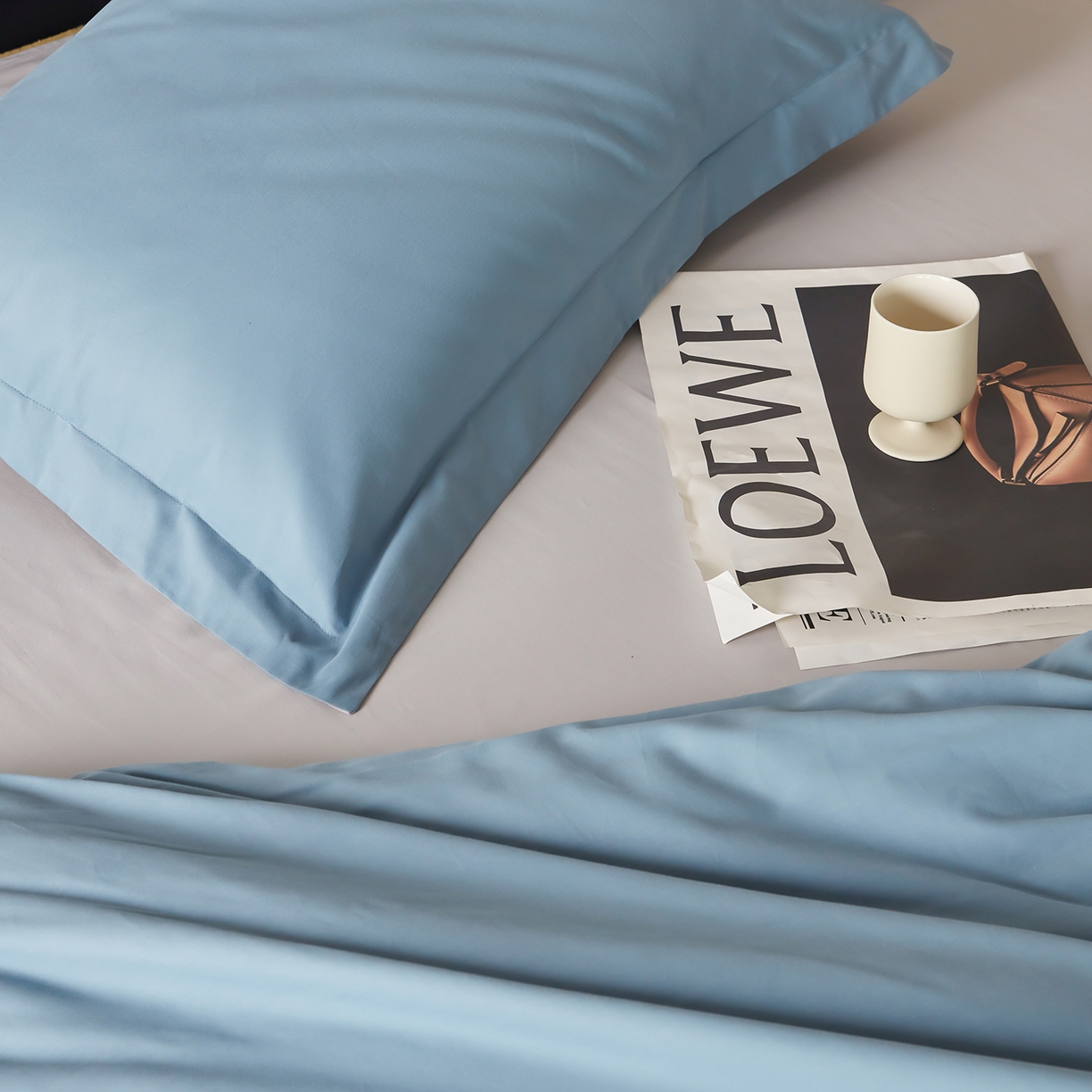 91家纺网 家纺一手货源 找家纺 秀色家纺 2025新款60支长绒棉双面加厚磨毛保暖纯棉四件套纯色被套全棉轻奢高级感 蔚蓝+珍珠灰