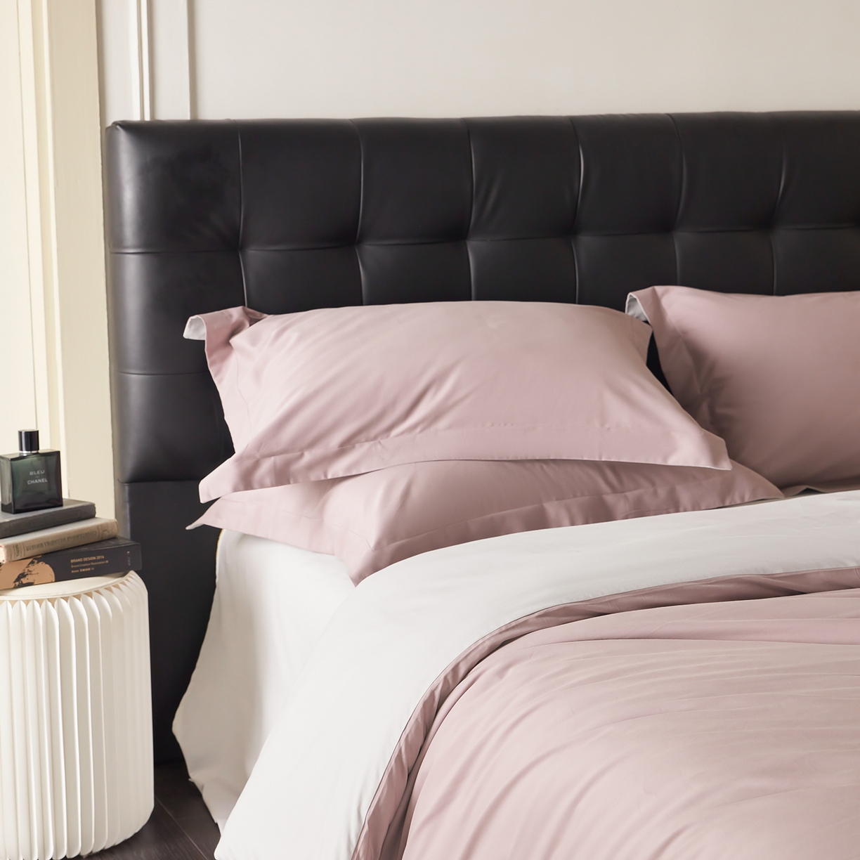 91家纺网 家纺一手货源 找家纺 秀色家纺 2025新款60支长绒棉双面加厚磨毛保暖纯棉四件套纯色被套全棉轻奢高级感 香芋紫+珍珠灰