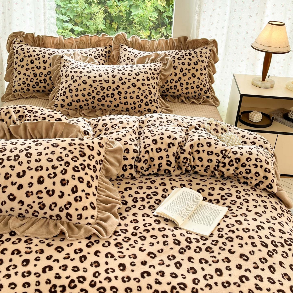 91家纺网 家纺一手货源 找家纺 牵依 2025新款韩版牛奶绒夹棉床盖四件套 豹纹咖