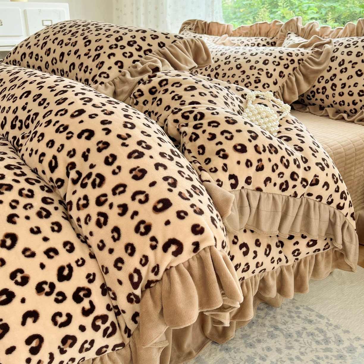 91家纺网 家纺一手货源 找家纺 牵依 2025新款韩版牛奶绒夹棉床盖四件套 豹纹咖