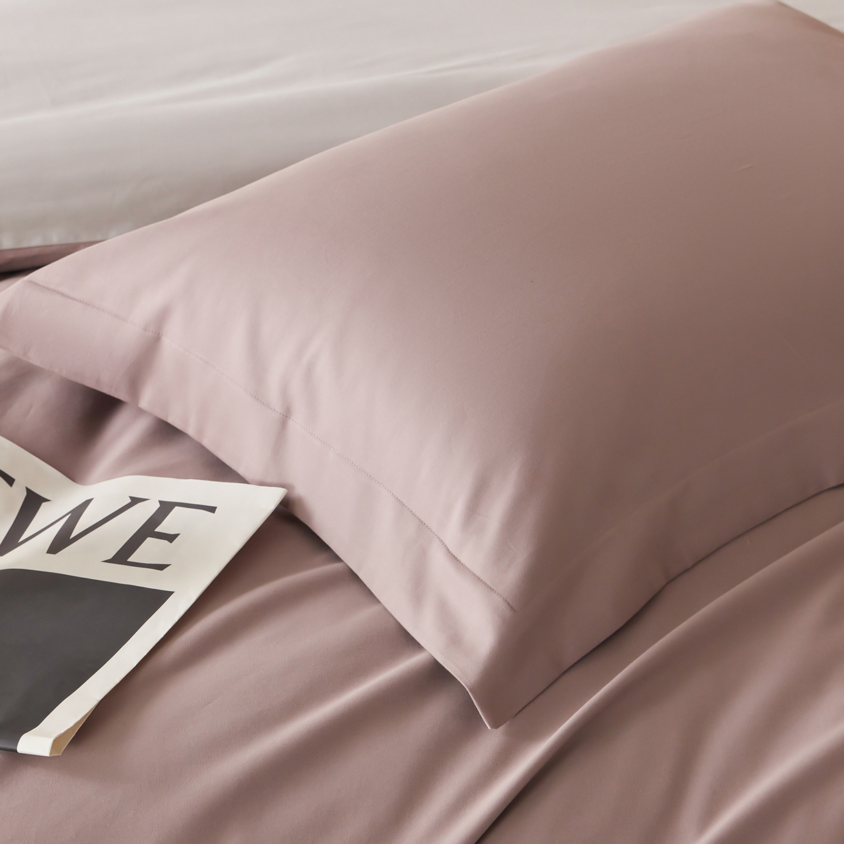 91家纺网 家纺一手货源 找家纺 秀色家纺 2025新款60支长绒棉双面加厚磨毛保暖纯棉四件套纯色被套全棉轻奢高级感 香芋紫+珍珠灰