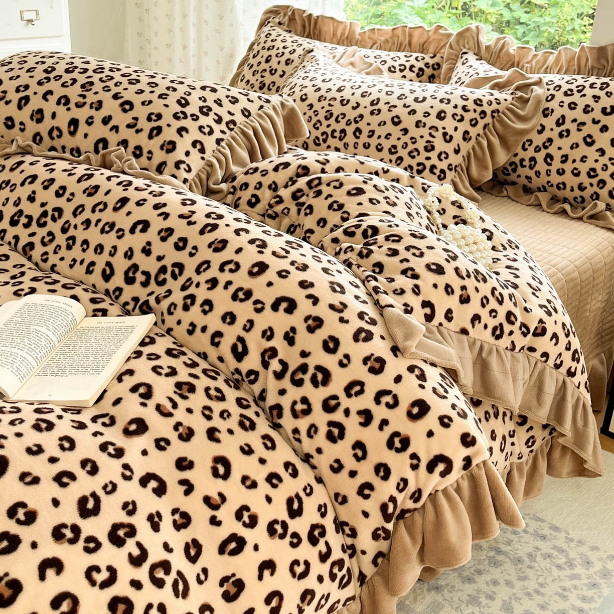 91家纺网 家纺一手货源 找家纺 牵依 2025新款韩版牛奶绒夹棉床盖四件套 豹纹咖