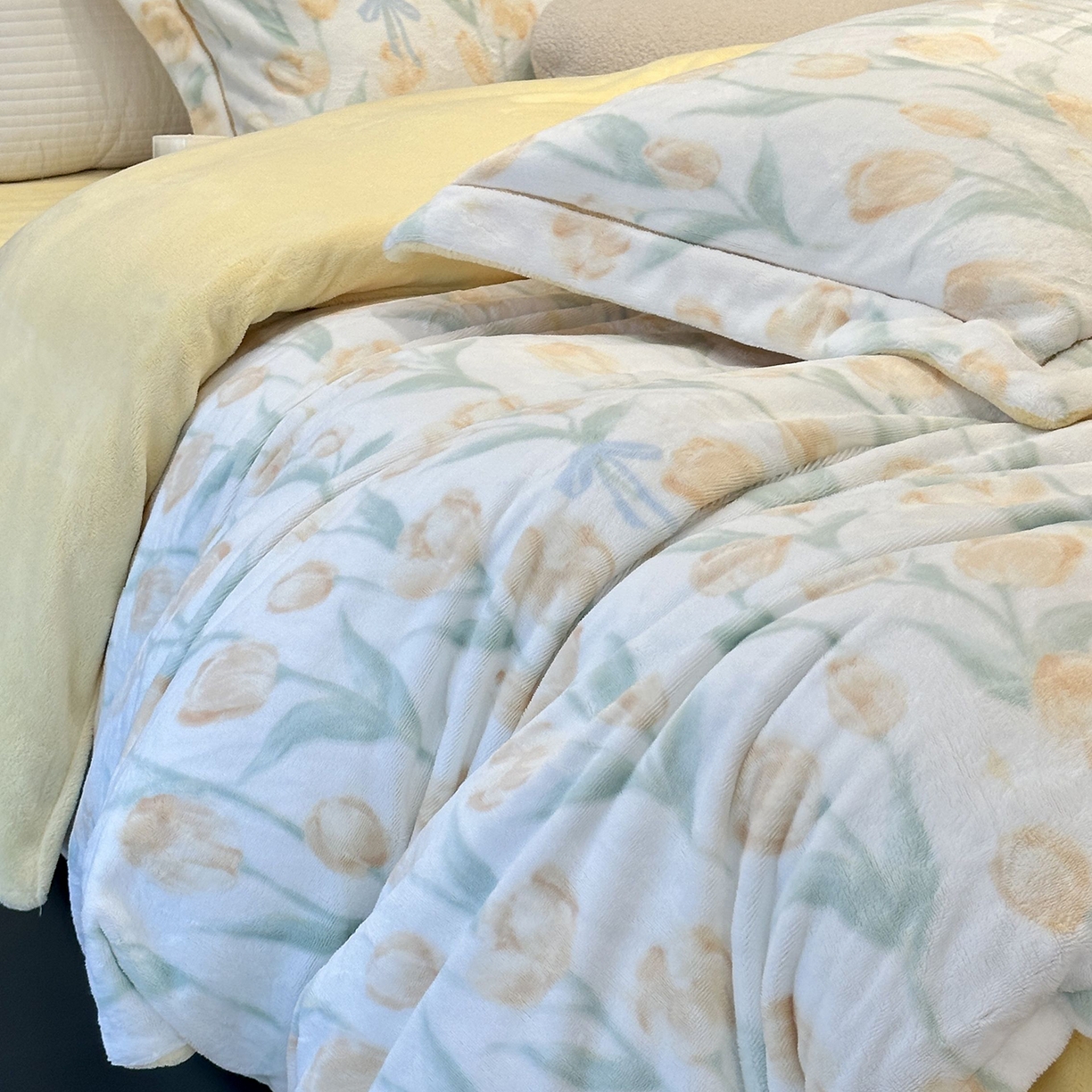 91家纺网 家纺一手货源 找家纺 JUICY 橘滋家纺 2025新款浪漫丰盈牛奶臻棉绒印花系列四件套 汀兰婉婉