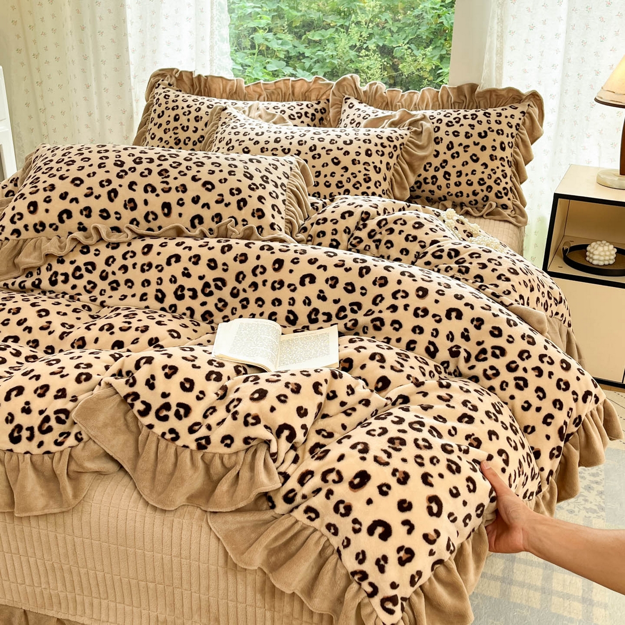 91家纺网 家纺一手货源 找家纺 牵依 2025新款韩版牛奶绒夹棉床盖四件套 豹纹咖