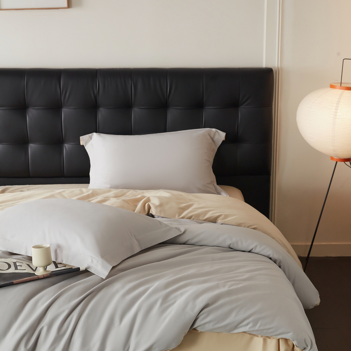 91家纺网 家纺一手货源 找家纺 秀色家纺 2025新款60支长绒棉双面加厚磨毛保暖纯棉四件套纯色被套全棉轻奢高级感 珍珠灰+奶油