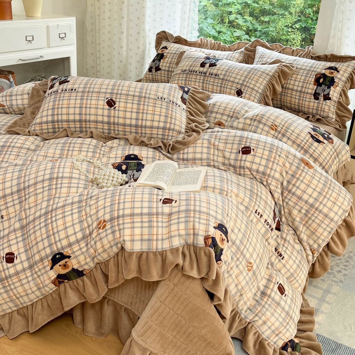 91家纺网 家纺一手货源 找家纺 牵依 2025新款韩版牛奶绒夹棉床盖四件套 格子小熊