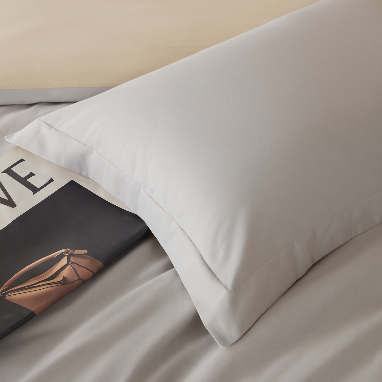 91家纺网 家纺一手货源 找家纺 秀色家纺 2025新款60支长绒棉双面加厚磨毛保暖纯棉四件套纯色被套全棉轻奢高级感 珍珠灰+奶油