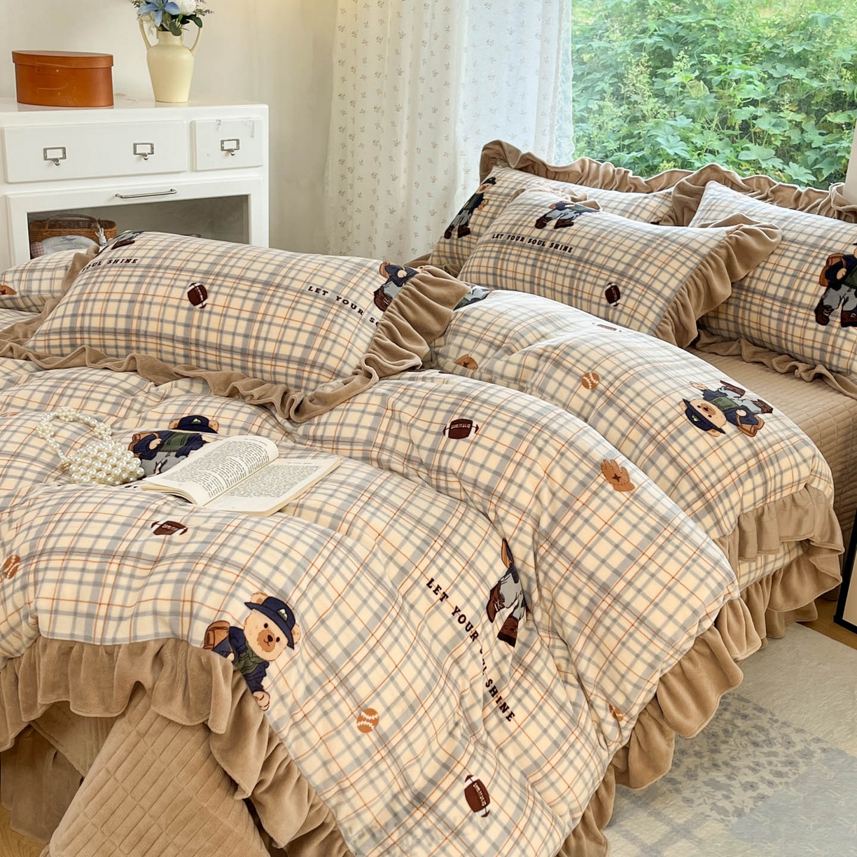91家纺网 家纺一手货源 找家纺 牵依 2025新款韩版牛奶绒夹棉床盖四件套 格子小熊