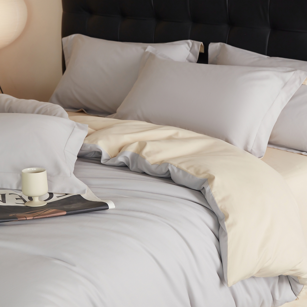 91家纺网 家纺一手货源 找家纺 秀色家纺 2025新款60支长绒棉双面加厚磨毛保暖纯棉四件套纯色被套全棉轻奢高级感 珍珠灰+奶油