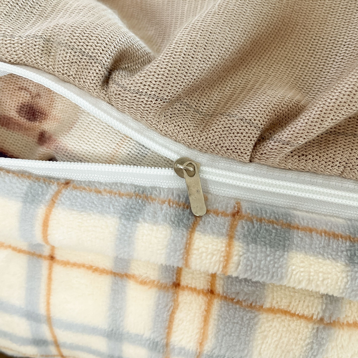 91家纺网 家纺一手货源 找家纺 牵依 2025新款韩版牛奶绒夹棉床盖四件套 格子小熊