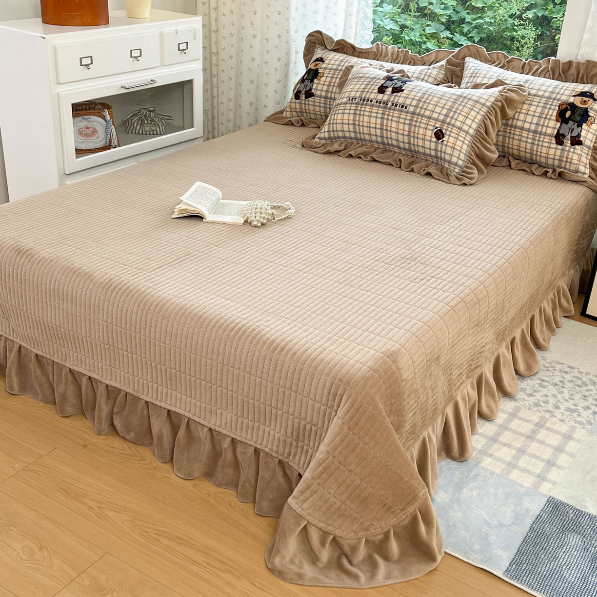 91家纺网 家纺一手货源 找家纺 牵依 2025新款韩版牛奶绒夹棉床盖四件套 格子小熊