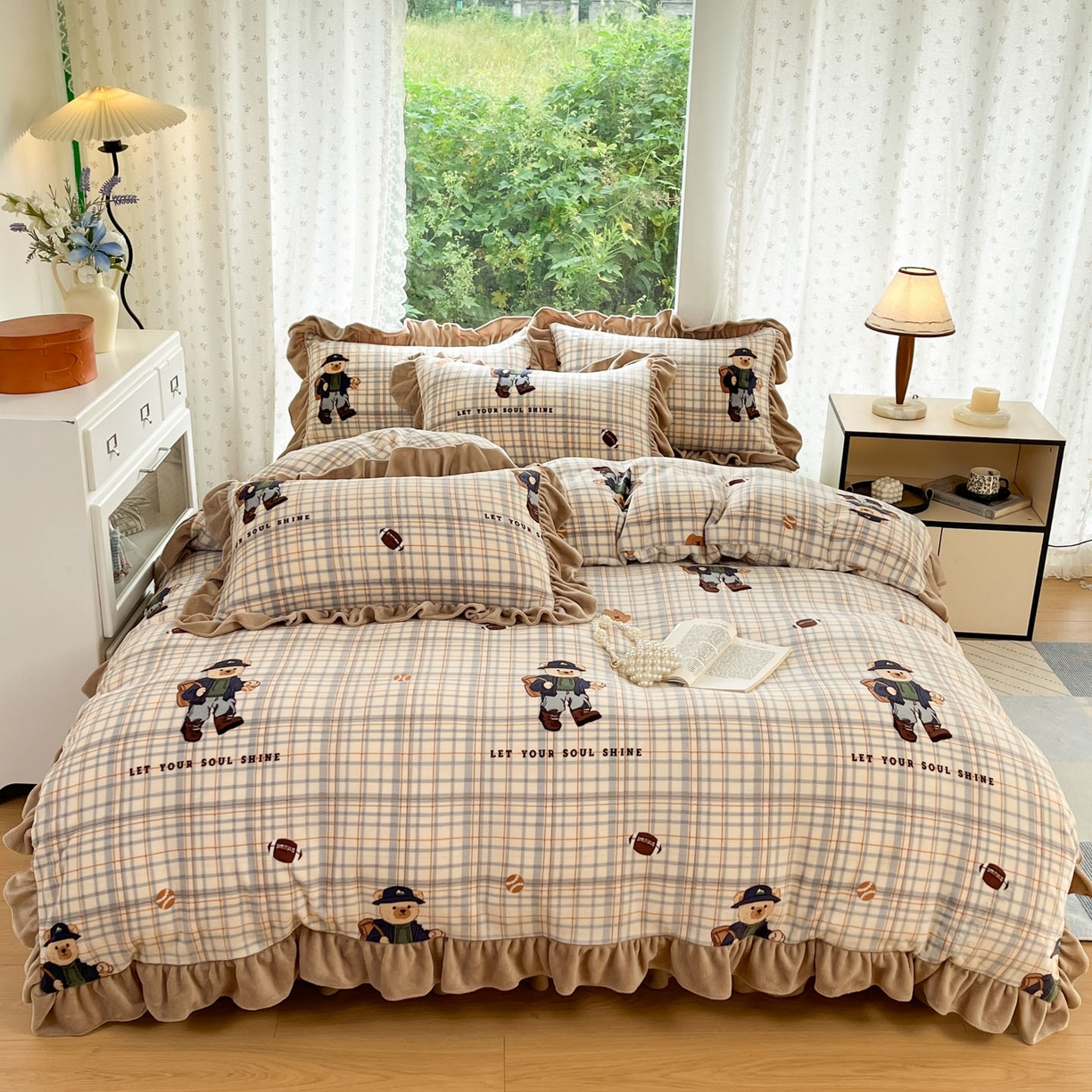 91家纺网 家纺一手货源 找家纺 牵依 2025新款韩版牛奶绒夹棉床盖四件套 格子小熊