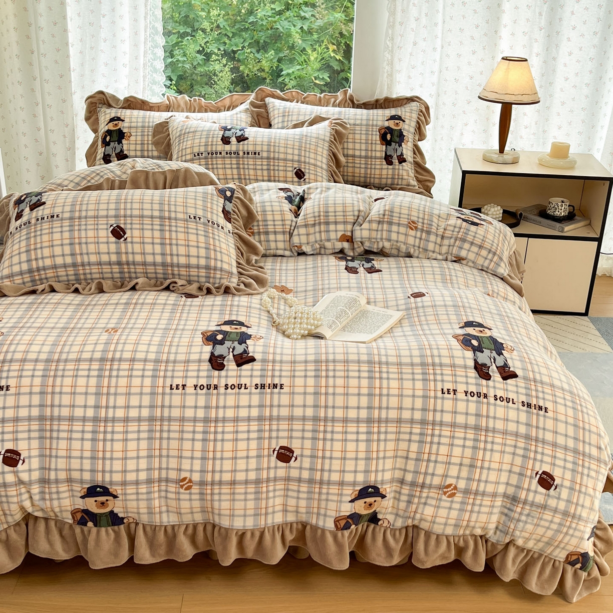 91家纺网 家纺一手货源 找家纺 牵依 2025新款韩版牛奶绒夹棉床盖四件套 格子小熊