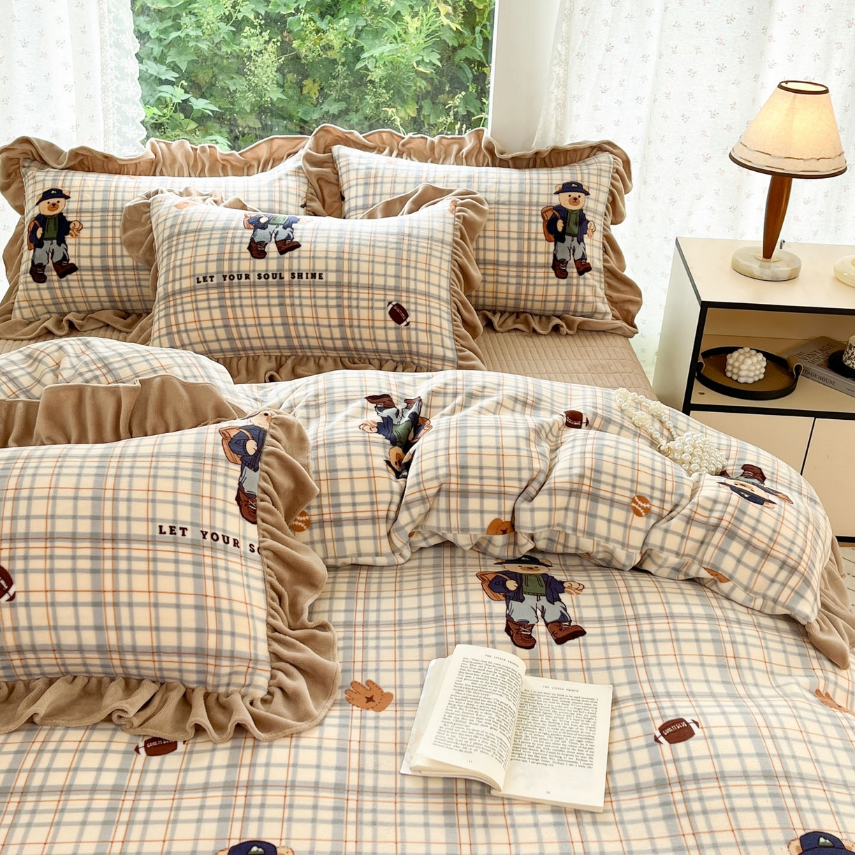 91家纺网 家纺一手货源 找家纺 牵依 2025新款韩版牛奶绒夹棉床盖四件套 格子小熊