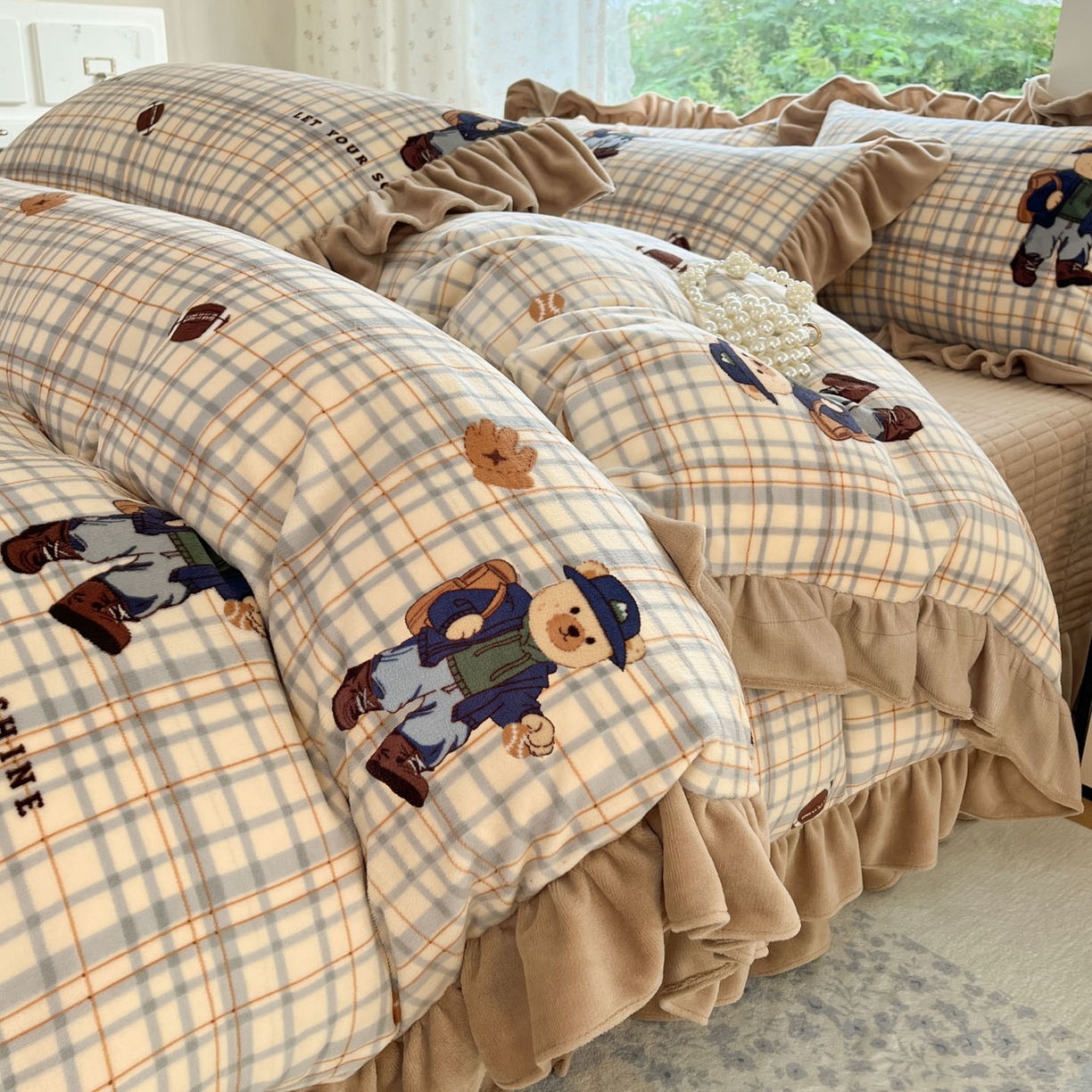 91家纺网 家纺一手货源 找家纺 牵依 2025新款韩版牛奶绒夹棉床盖四件套 格子小熊