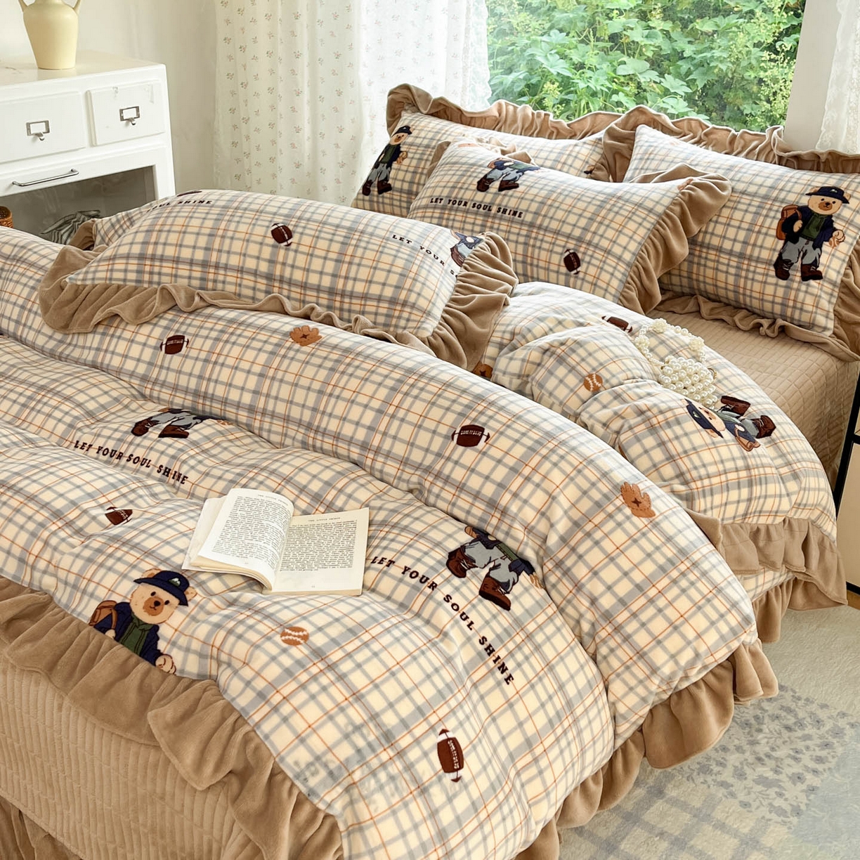 91家纺网 家纺一手货源 找家纺 牵依 2025新款韩版牛奶绒夹棉床盖四件套 格子小熊