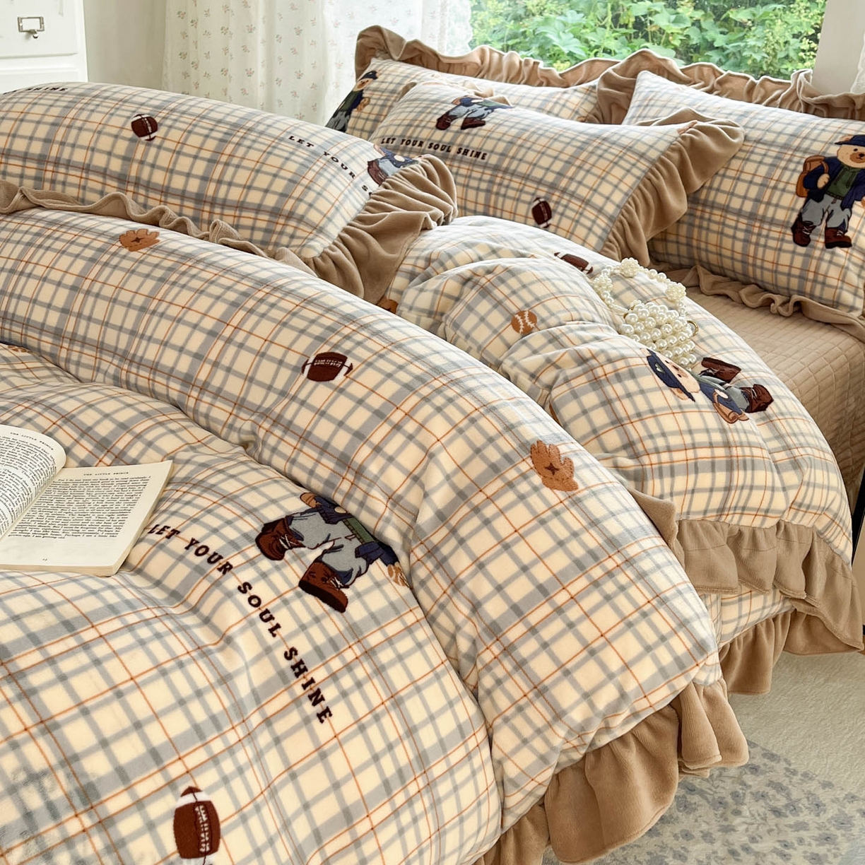 91家纺网 家纺一手货源 找家纺 牵依 2025新款韩版牛奶绒夹棉床盖四件套 格子小熊