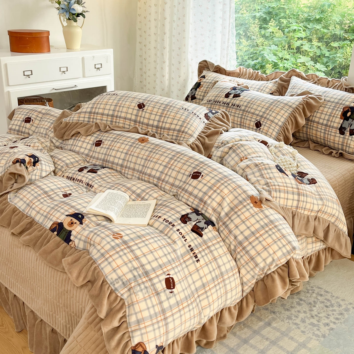 91家纺网 家纺一手货源 找家纺 牵依 2025新款韩版牛奶绒夹棉床盖四件套 格子小熊