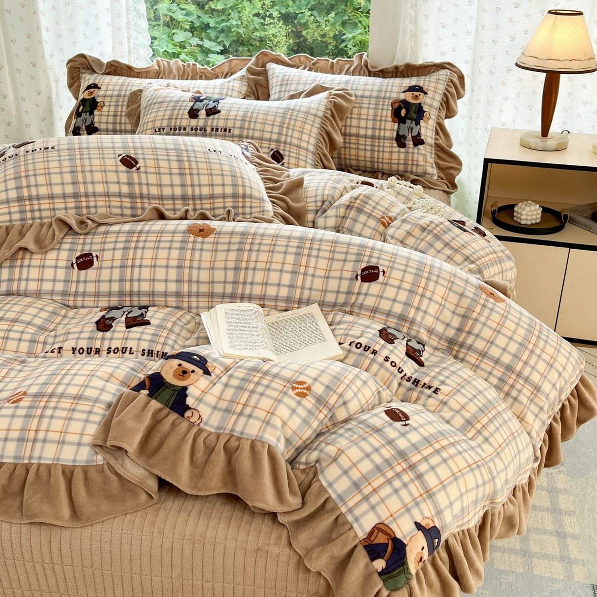 91家纺网 家纺一手货源 找家纺 牵依 2025新款韩版牛奶绒夹棉床盖四件套 格子小熊