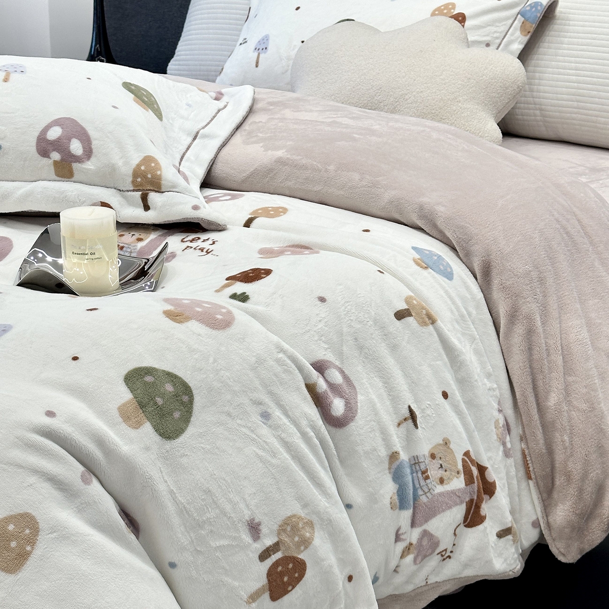 91家纺网 家纺一手货源 找家纺 JUICY 橘滋家纺 2025新款浪漫丰盈牛奶臻棉绒印花系列四件套 小熊蘑菇屋