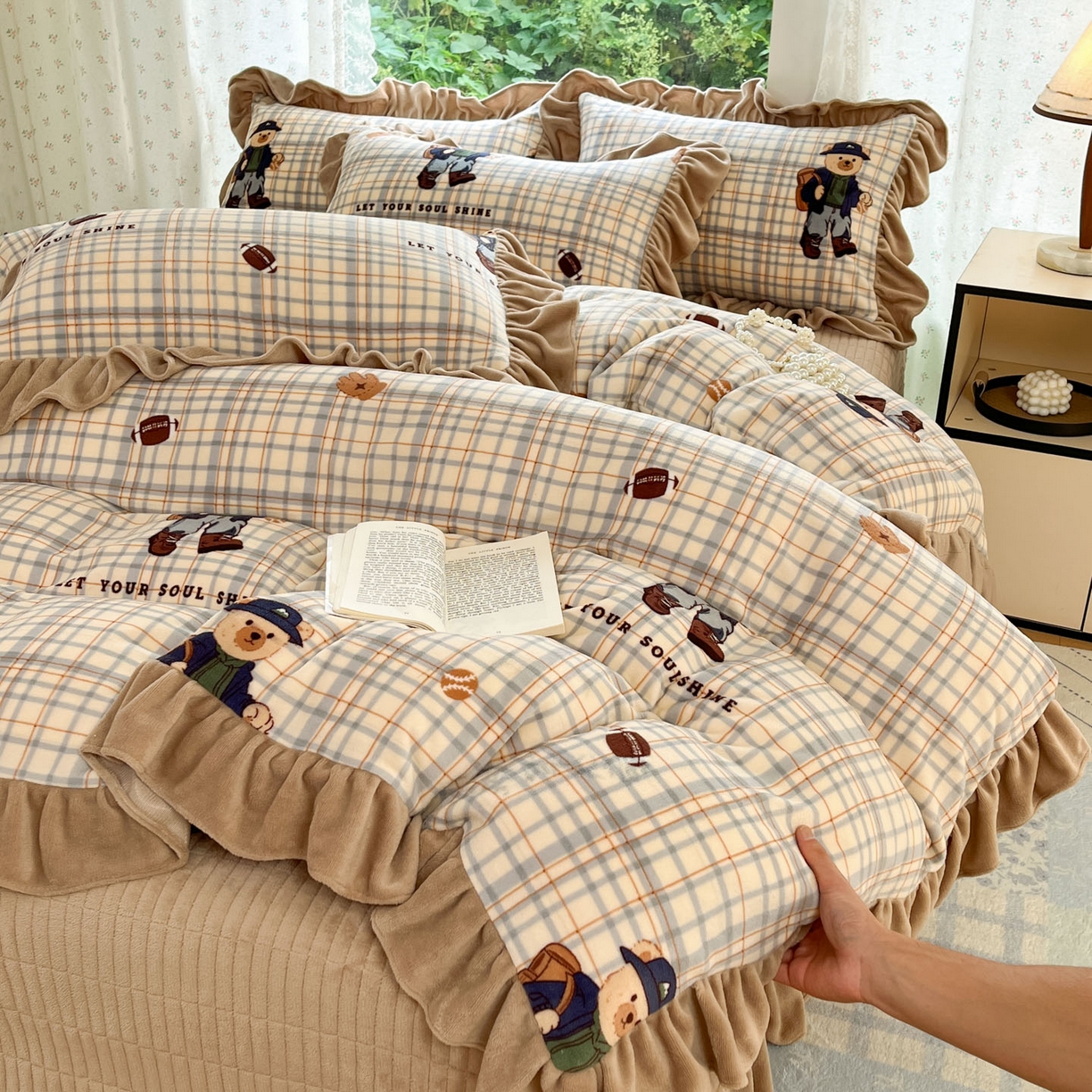 91家纺网 家纺一手货源 找家纺 牵依 2025新款韩版牛奶绒夹棉床盖四件套 格子小熊