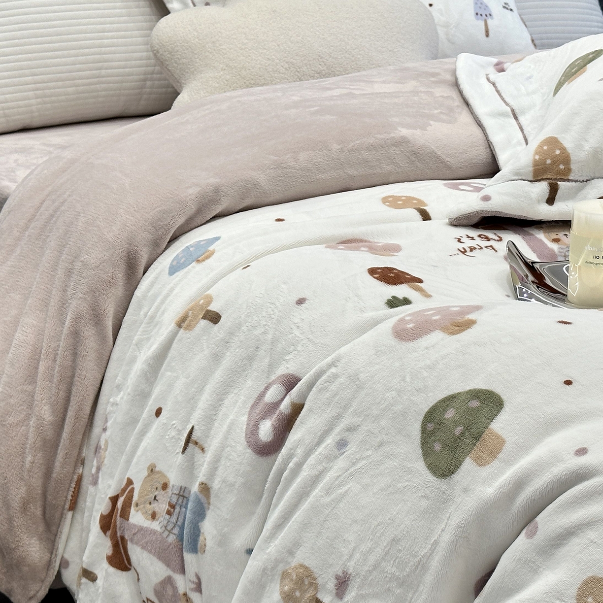 91家纺网 家纺一手货源 找家纺 JUICY 橘滋家纺 2025新款浪漫丰盈牛奶臻棉绒印花系列四件套 小熊蘑菇屋