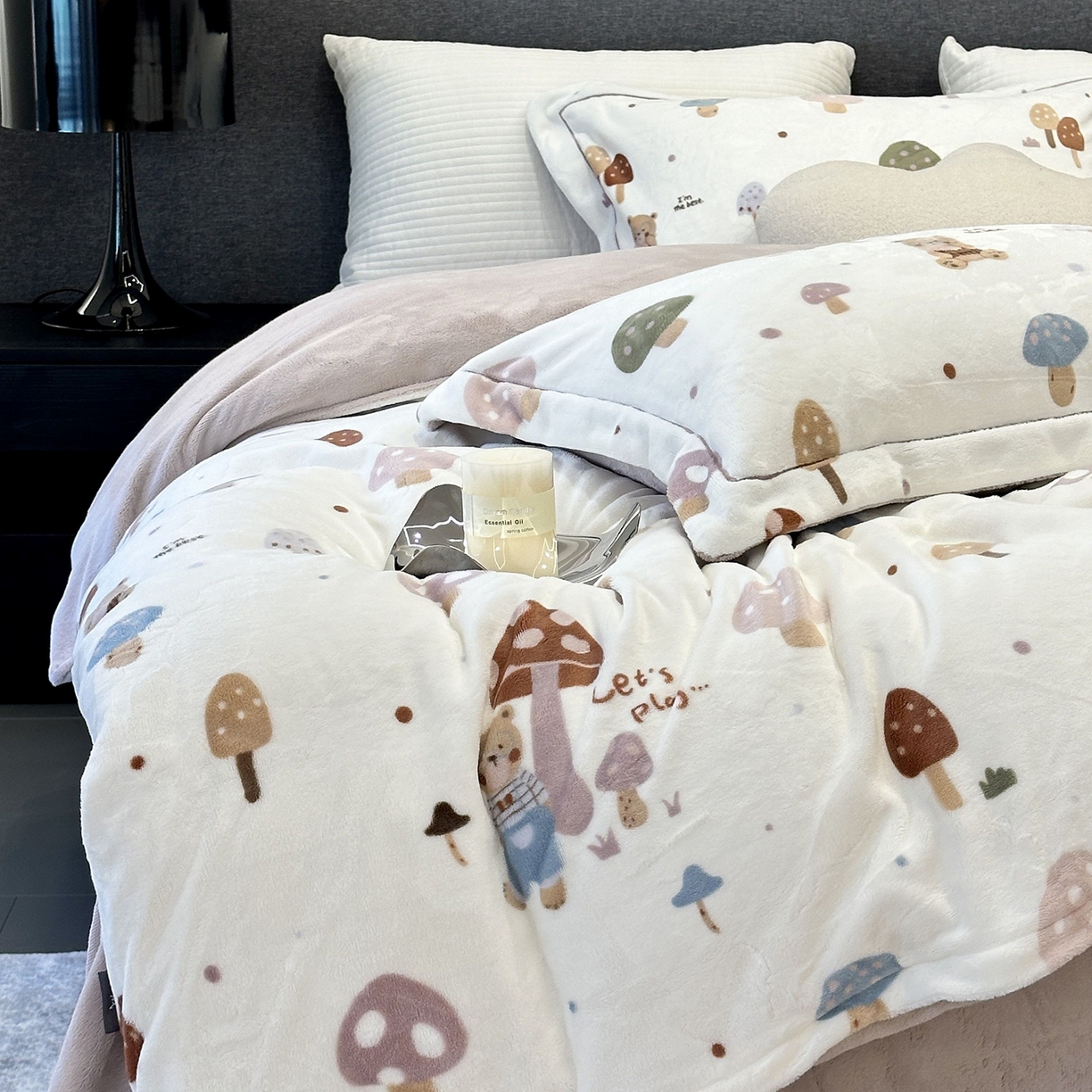 91家纺网 家纺一手货源 找家纺 JUICY 橘滋家纺 2025新款浪漫丰盈牛奶臻棉绒印花系列四件套 小熊蘑菇屋