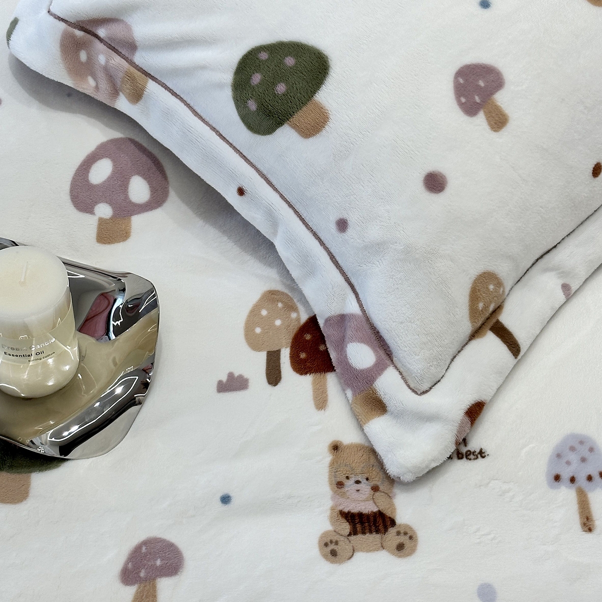 91家纺网 家纺一手货源 找家纺 JUICY 橘滋家纺 2025新款浪漫丰盈牛奶臻棉绒印花系列四件套 小熊蘑菇屋