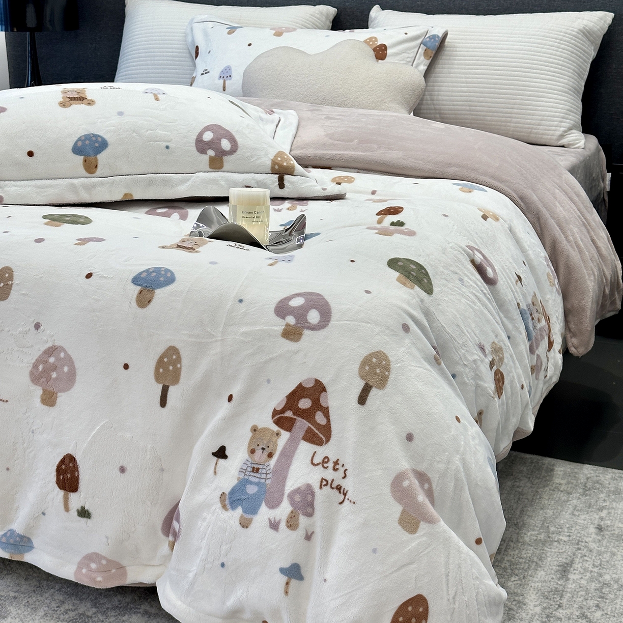 91家纺网 家纺一手货源 找家纺 JUICY 橘滋家纺 2025新款浪漫丰盈牛奶臻棉绒印花系列四件套 小熊蘑菇屋