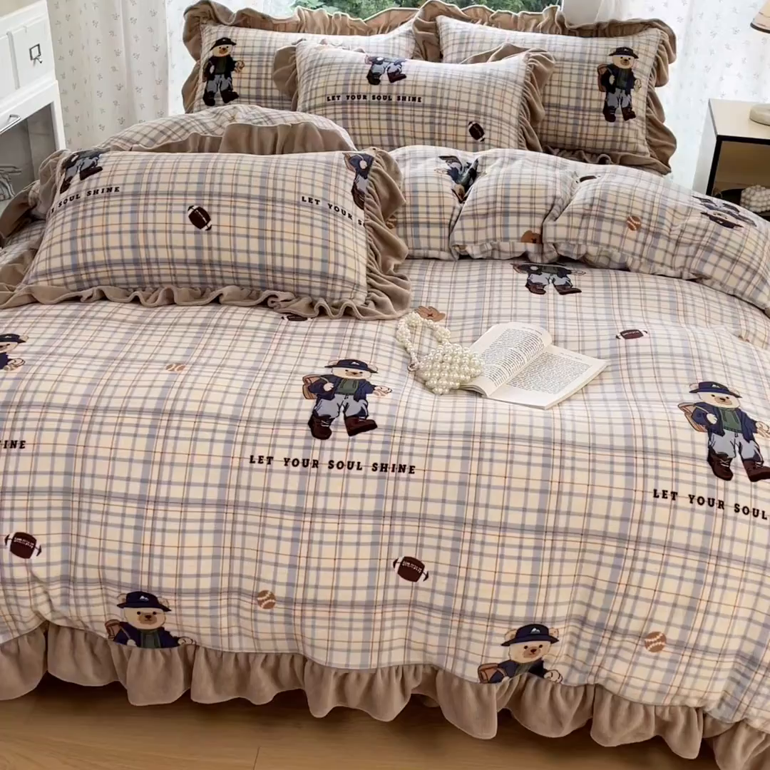 91家纺网 家纺一手货源 找家纺 牵依 2025新款韩版牛奶绒夹棉床盖四件套 格子小熊