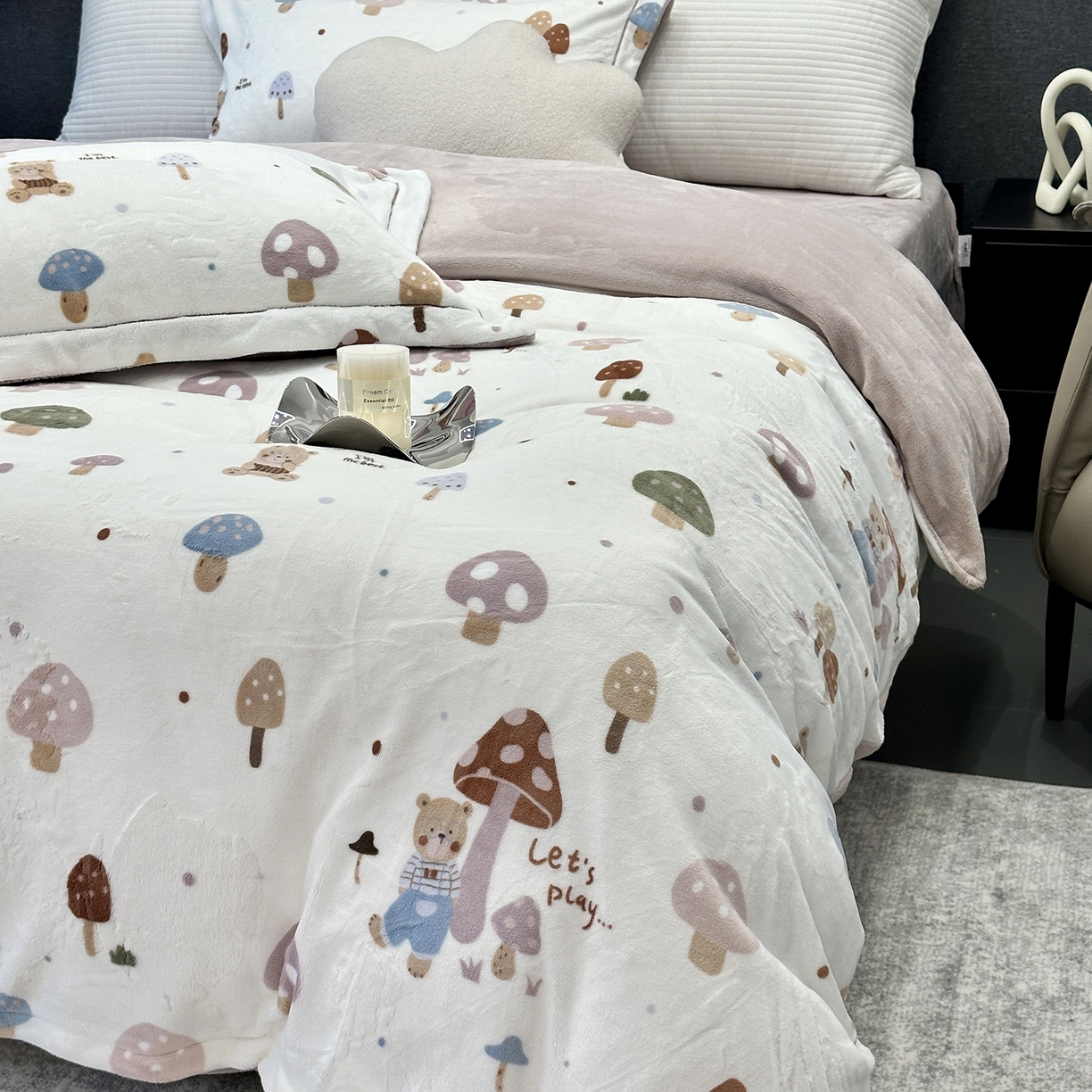 91家纺网 家纺一手货源 找家纺 JUICY 橘滋家纺 2025新款浪漫丰盈牛奶臻棉绒印花系列四件套 小熊蘑菇屋