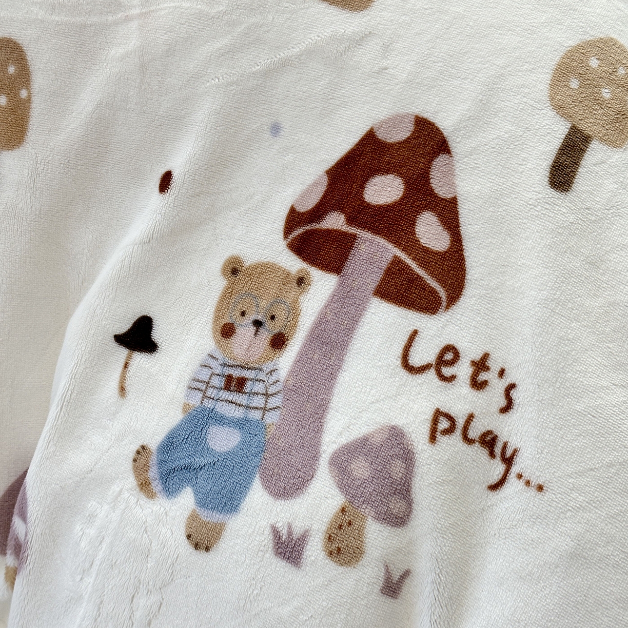 91家纺网 家纺一手货源 找家纺 JUICY 橘滋家纺 2025新款浪漫丰盈牛奶臻棉绒印花系列四件套 小熊蘑菇屋