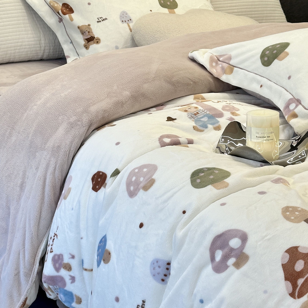 91家纺网 家纺一手货源 找家纺 JUICY 橘滋家纺 2025新款浪漫丰盈牛奶臻棉绒印花系列四件套 小熊蘑菇屋