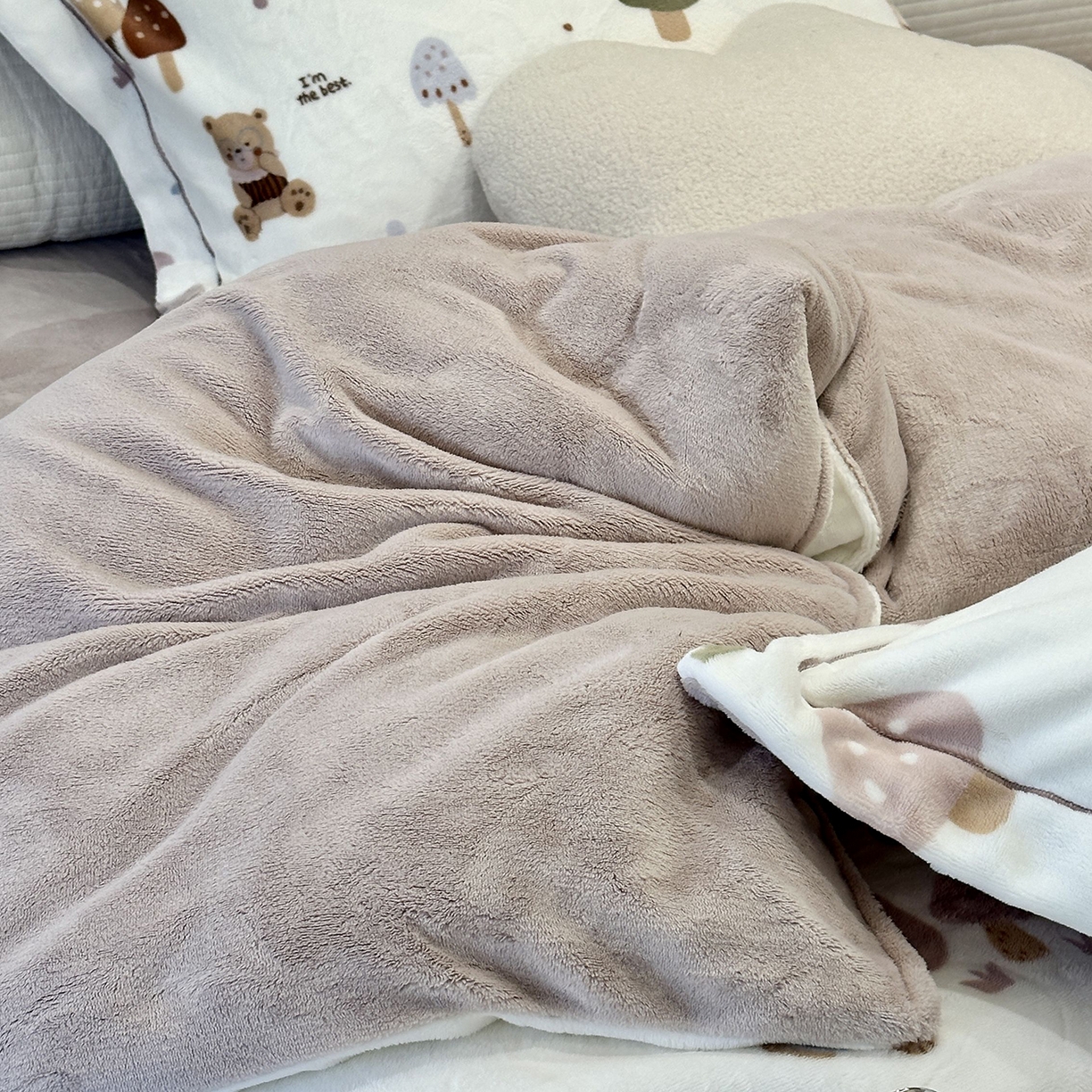 91家纺网 家纺一手货源 找家纺 JUICY 橘滋家纺 2025新款浪漫丰盈牛奶臻棉绒印花系列四件套 小熊蘑菇屋