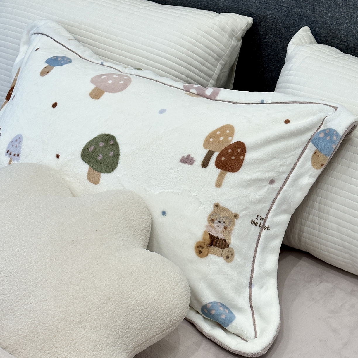 91家纺网 家纺一手货源 找家纺 JUICY 橘滋家纺 2025新款浪漫丰盈牛奶臻棉绒印花系列四件套 小熊蘑菇屋