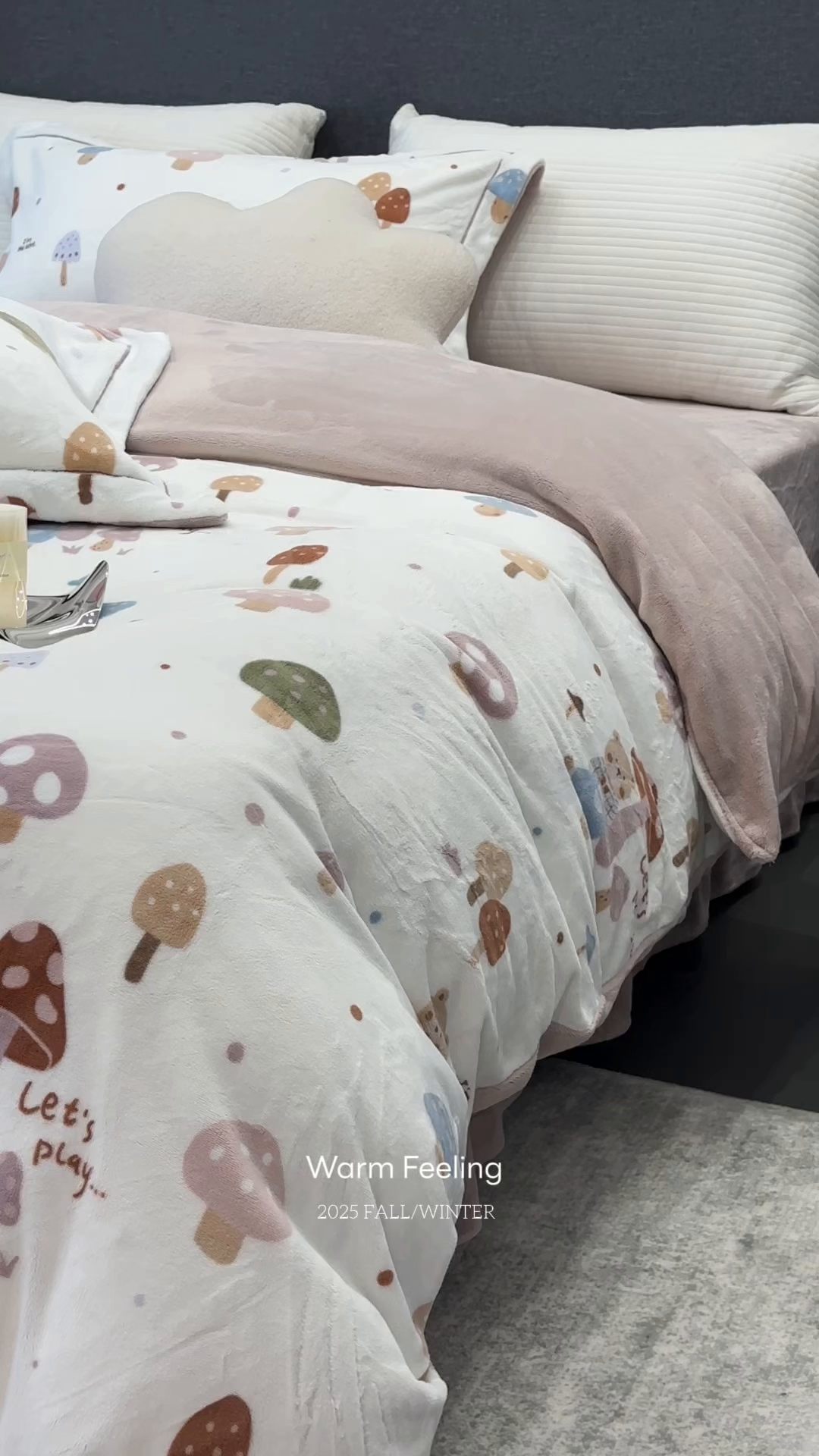 91家纺网 家纺一手货源 找家纺 JUICY 橘滋家纺 2025新款浪漫丰盈牛奶臻棉绒印花系列四件套 小熊蘑菇屋