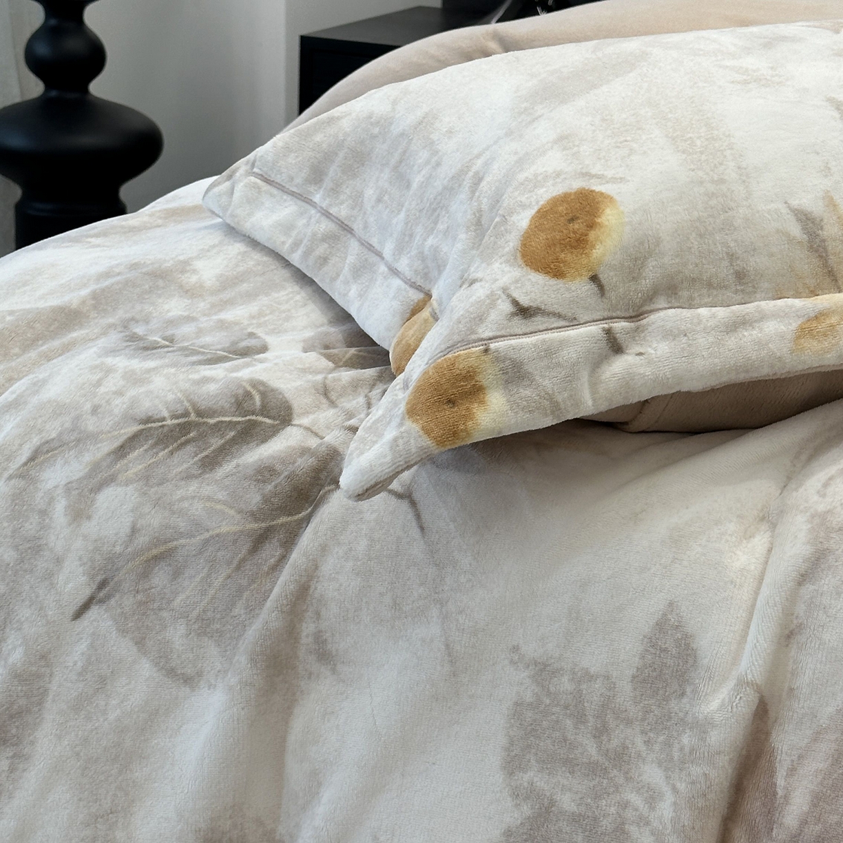 91家纺网 家纺一手货源 找家纺 JUICY 橘滋家纺 2025新款浪漫丰盈牛奶臻棉绒印花系列四件套 叶染