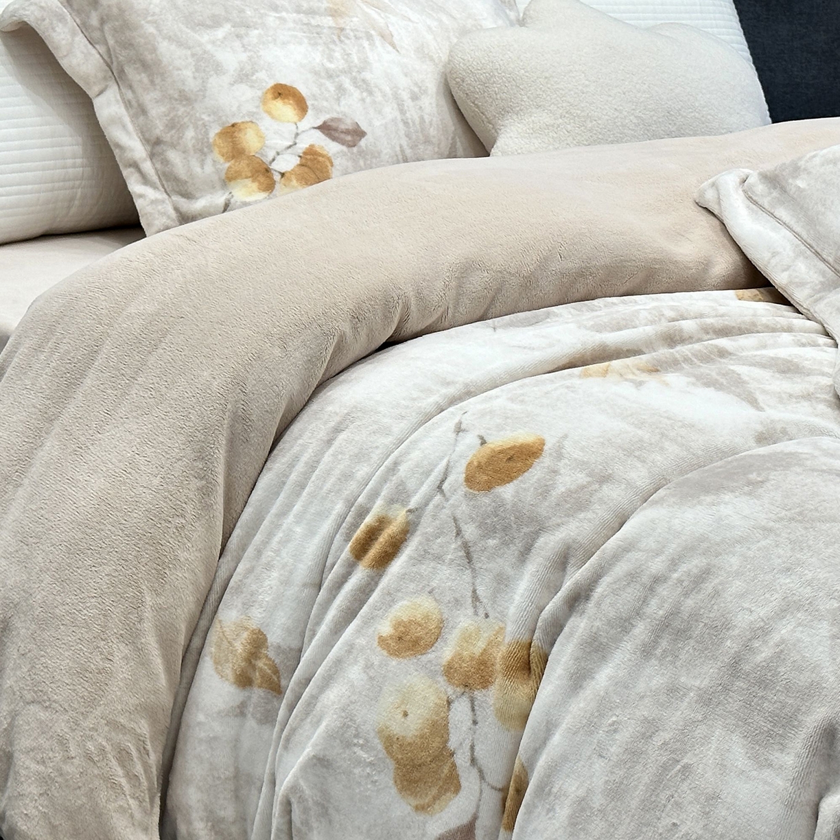 91家纺网 家纺一手货源 找家纺 JUICY 橘滋家纺 2025新款浪漫丰盈牛奶臻棉绒印花系列四件套 叶染