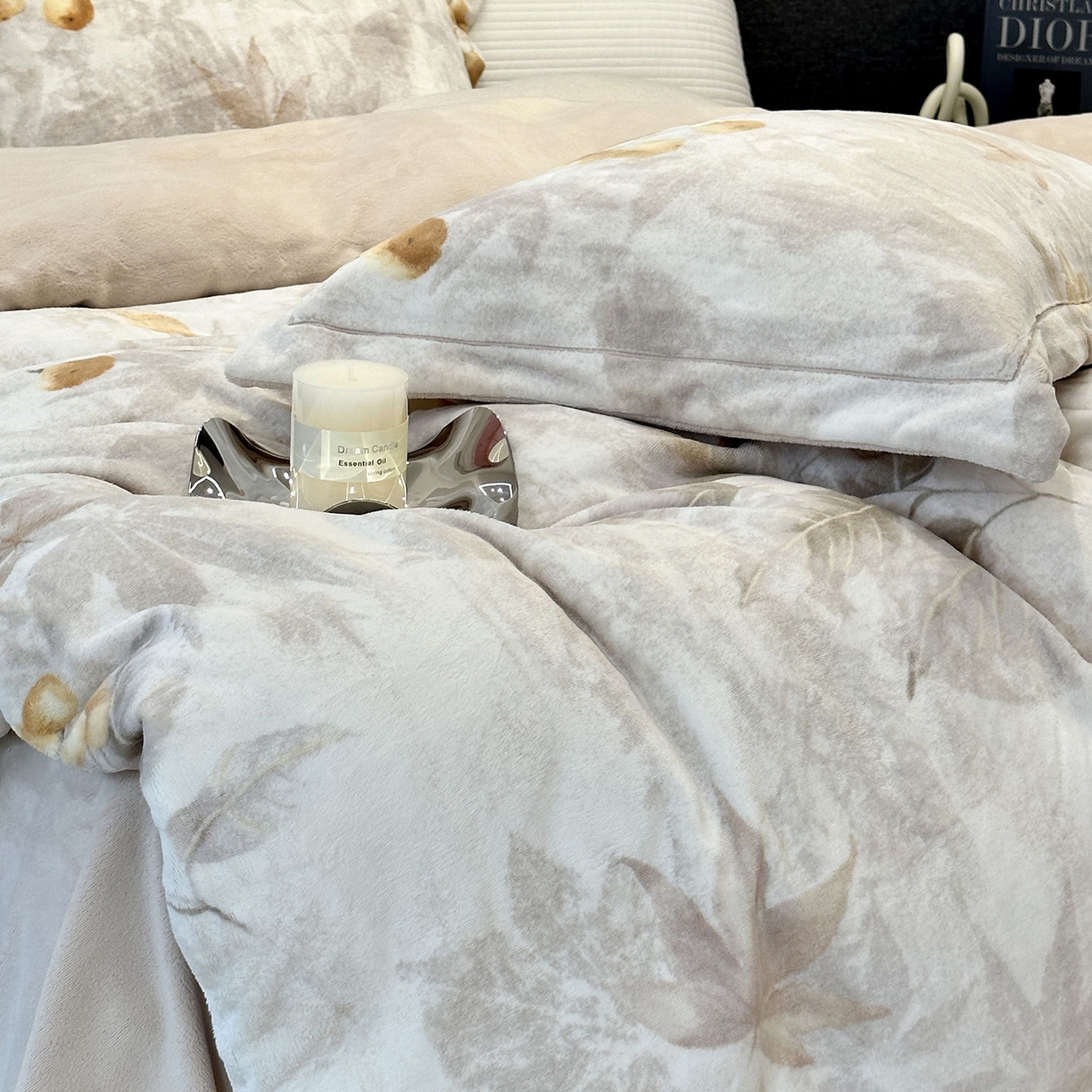 91家纺网 家纺一手货源 找家纺 JUICY 橘滋家纺 2025新款浪漫丰盈牛奶臻棉绒印花系列四件套 叶染