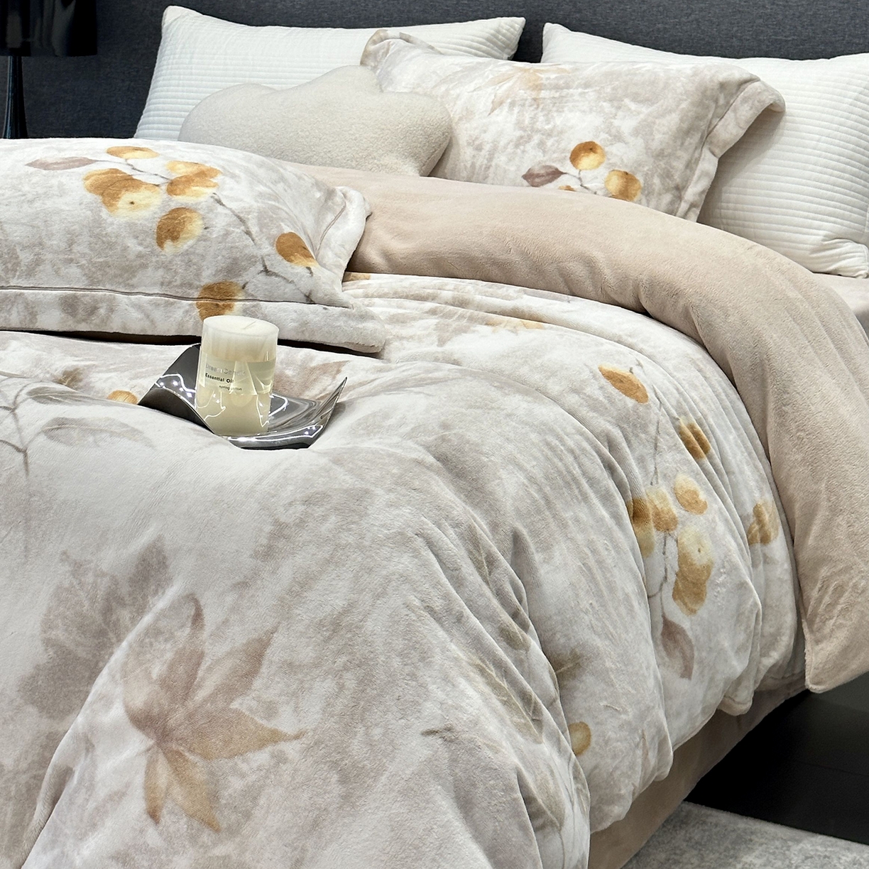 91家纺网 家纺一手货源 找家纺 JUICY 橘滋家纺 2025新款浪漫丰盈牛奶臻棉绒印花系列四件套 叶染